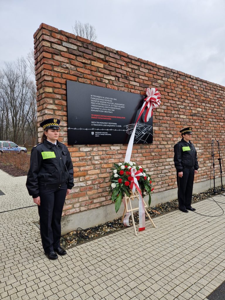 Uroczyste odsłonięcie tablicy pamiątkowej w ramach identyfikacji miejsca pamięci komunistycznego obozu pracy i niemieckiego więzienia policyjnego Rosengarten na murze imitującym ściany baraku obozowego w Parku Promenada