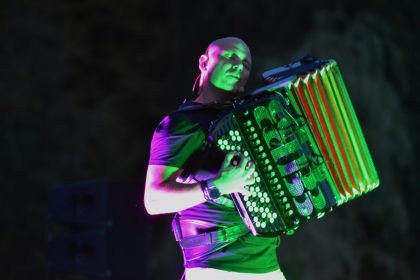 Między wodą a słońcem- Marcin Wyrostek