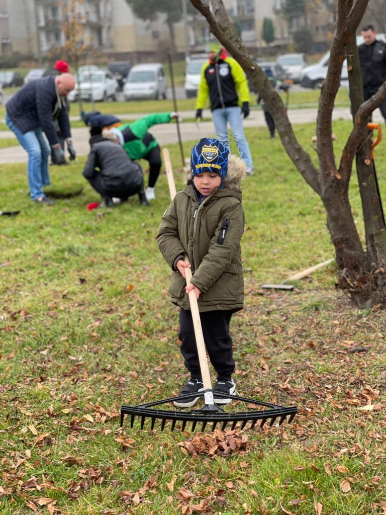 Sadzenie tulipanów na skwerze w Dzielnicy Bończyk-Tuwima