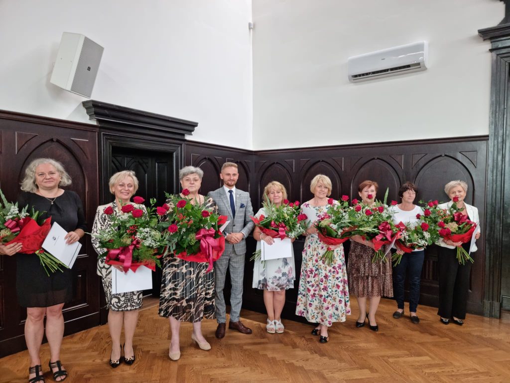 Podziękowania za wieloletnią pracę dla dyrektorów placówek oświatowych