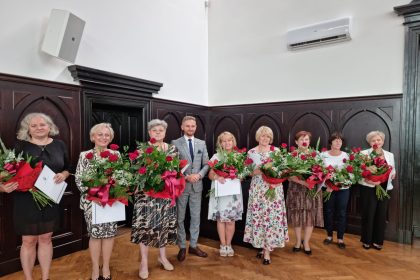 Podziękowania za wieloletnią pracę dla dyrektorów placówek oświatowych
