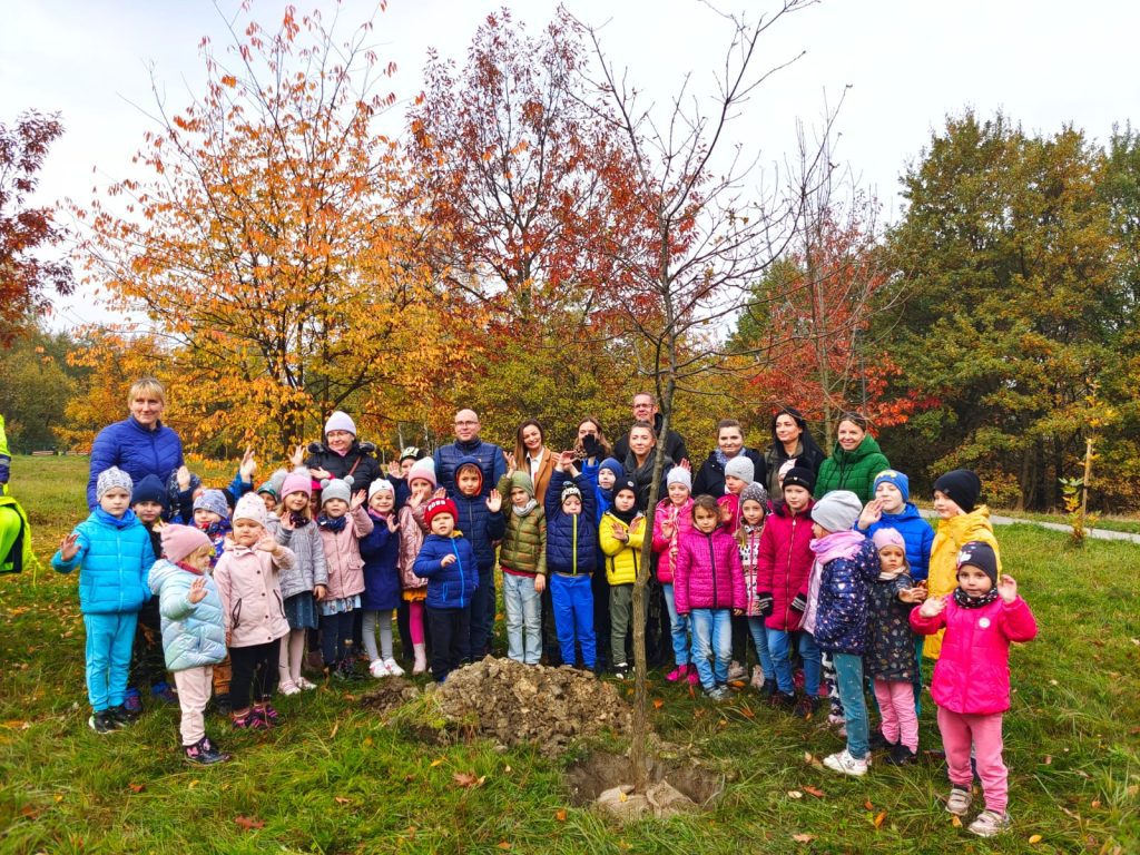 Sadzenie drzew na Górce Słupeckiej