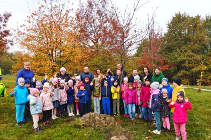Sadzenie drzew na Górce Słupeckiej