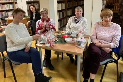 Spotkanie świąteczne Klubu Zaczytanego Seniora w Bibliotece Miejskiej