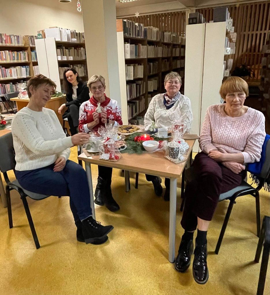 Spotkanie świąteczne Klubu Zaczytanego Seniora w Bibliotece Miejskiej