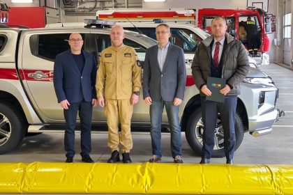 Przekazanie 20 sztuk zapór przeciwpowodziowych Państwowej Straży Pożarnej