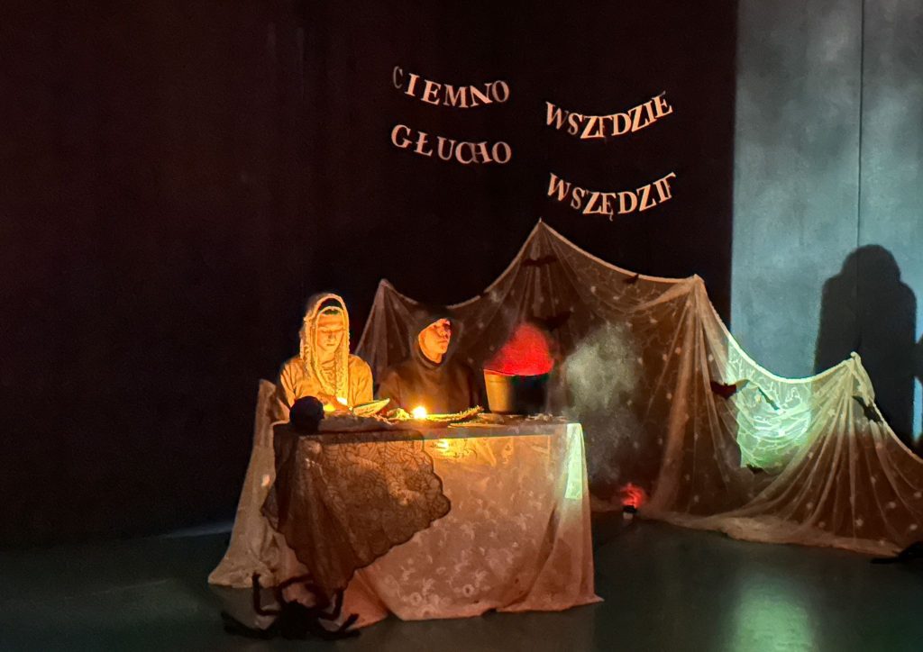 Wspólne czytanie „Dziadów” w Szkole Podstawowej nr 1