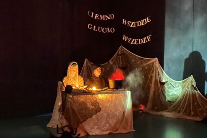 Wspólne czytanie „Dziadów” w Szkole Podstawowej nr 1