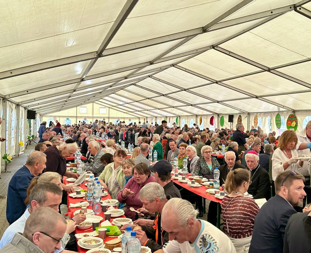 Metropolitalne Śniadanie Wielkanocne dla Samotnych organizowane przez Fundację Wolne Miejsce