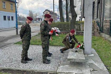 Złożenie kwiatów pod pomnikiem 23. Batalionu Saperów w związku z Świętem Wojsk Inżynieryjnych