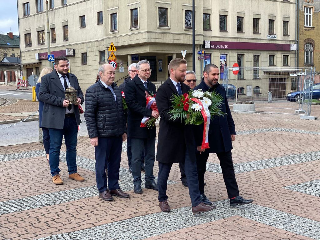 Uroczystość złożenia kwiatów pod pomnikiem ofiar Katastrofy pod Smoleńskiem