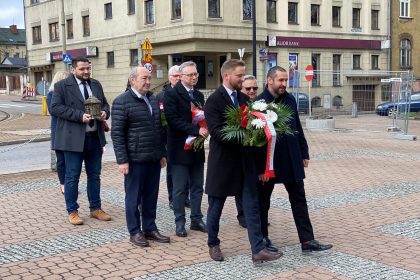 Uroczystość złożenia kwiatów pod pomnikiem ofiar Katastrofy pod Smoleńskiem