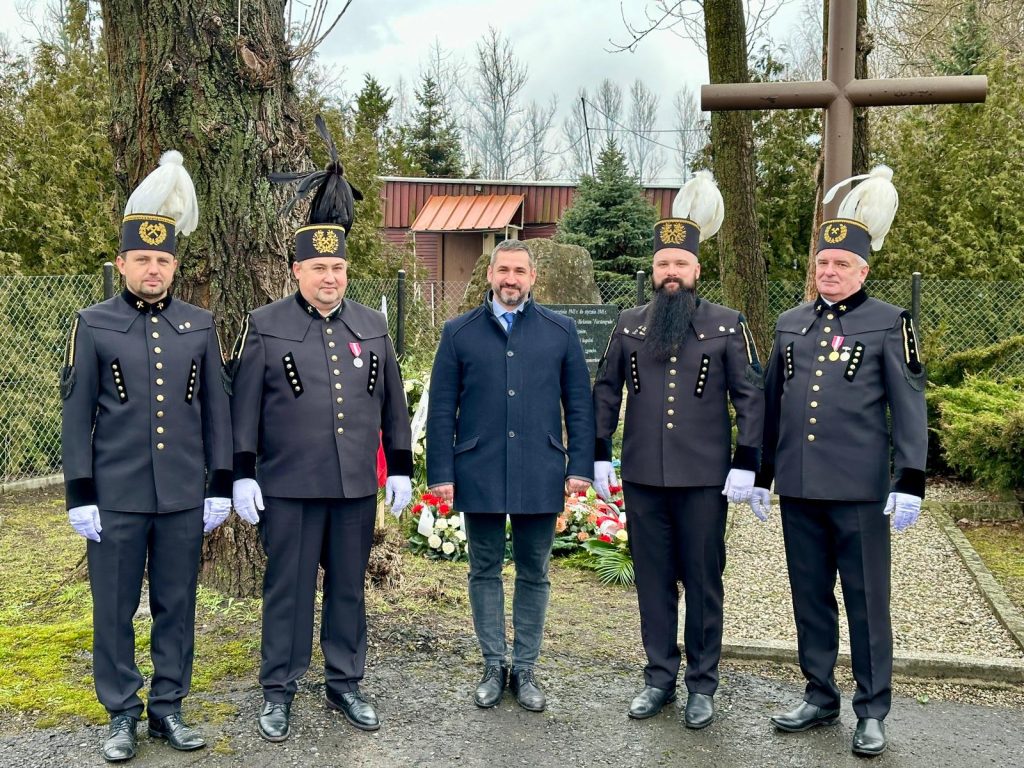 Składanie kwiatów w dzielnicy Wesoła – upamiętnienie zamordowanych więźniów podobozu Auschwitz-Birkenau