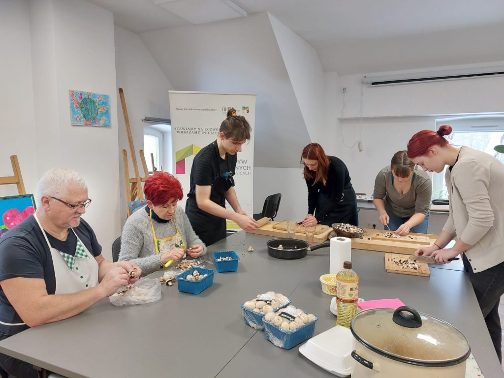 Wspólne lepienie pierogów przez przedstawicieli Młodzieżowej Rady Miasta oraz Mysłowickiej Rady Seniorów