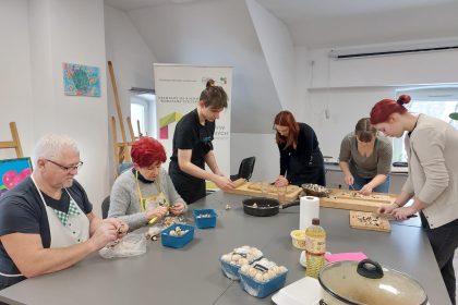 Wspólne lepienie pierogów przez przedstawicieli Młodzieżowej Rady Miasta oraz Mysłowickiej Rady Seniorów