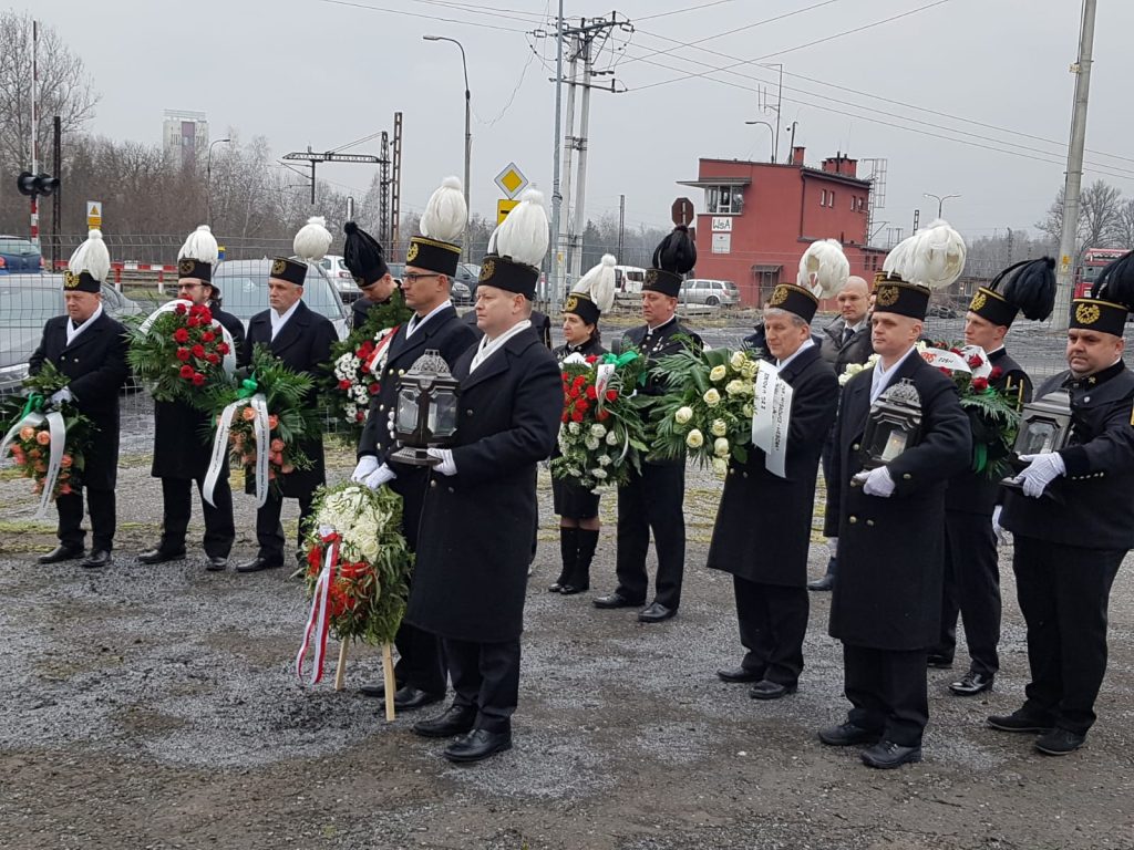 Złożenie kwiatów w miejscu dawnego podobozu Furstengrube upamiętniającego zamordowanych górników