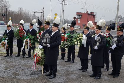 Złożenie kwiatów w miejscu dawnego podobozu Furstengrube upamiętniającego zamordowanych górników