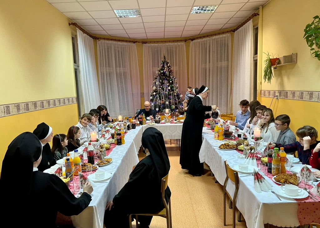 Wigilijna wieczerza w ośrodku wychowawczym u Sióstr Boromeuszek w Mysłowicach