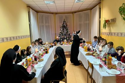 Wigilijna wieczerza w ośrodku wychowawczym u Sióstr Boromeuszek w Mysłowicach