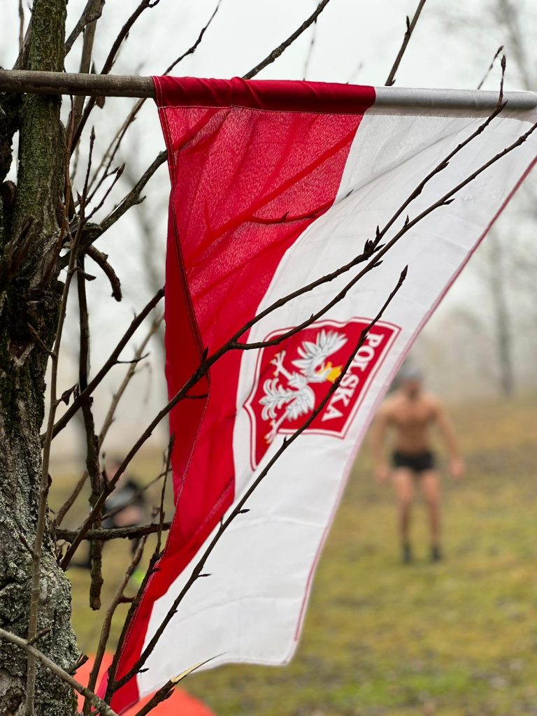 Niepodległościowe morsowanie przed śniadaniem w Mysłowicach z MORS Hubertus