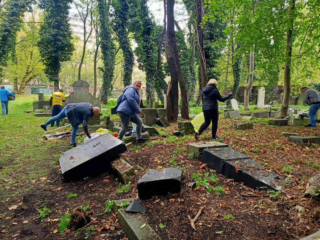 Sprzątanie cmentarza żydowskiego