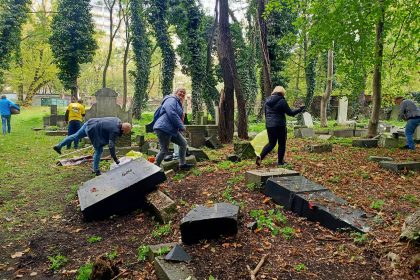 Sprzątanie cmentarza żydowskiego