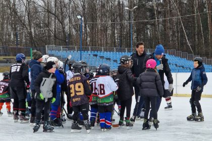 Trening z Mariuszem Czerkawskim na lodowisku w Parku Słupna
