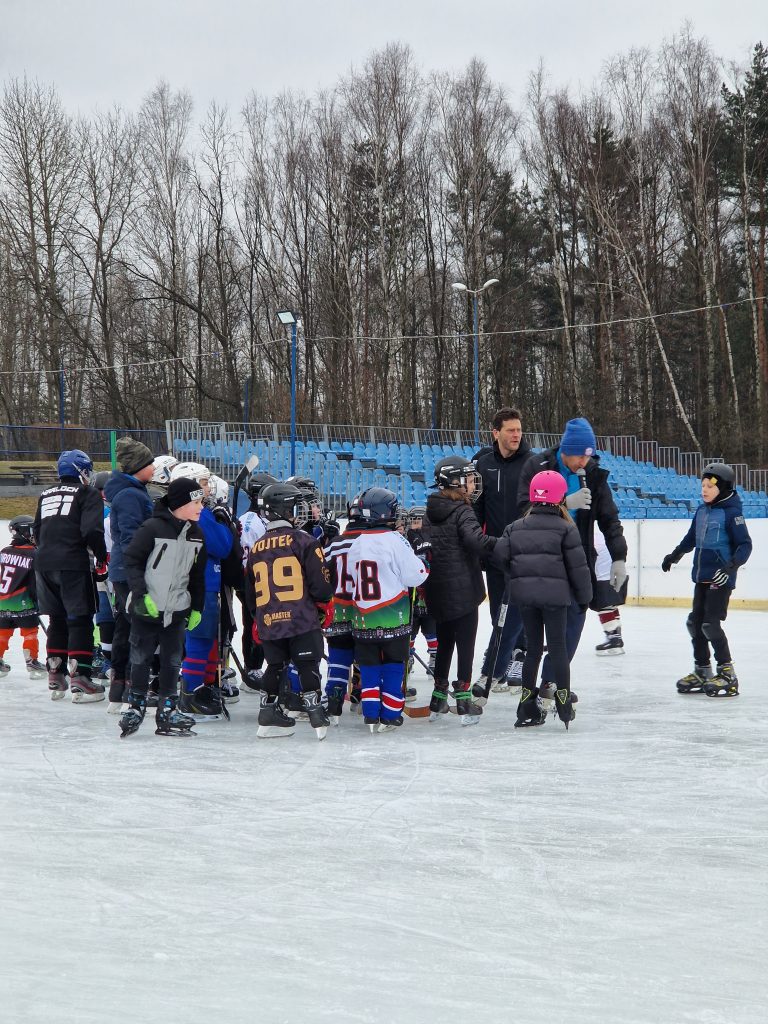 Trening z Mariuszem Czerkawskim na lodowisku w Parku Słupna