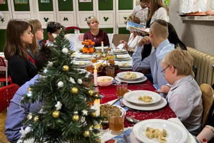 Wigilijny obiad wychowanków Domu Dziecka św. Ojca Pio