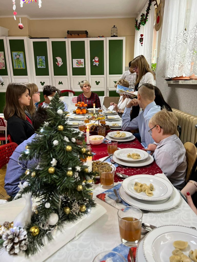 Wigilijny obiad wychowanków Domu Dziecka św. Ojca Pio