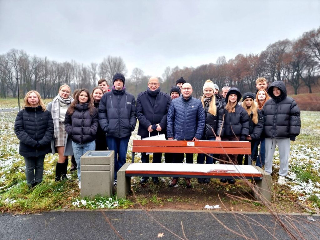 „Ławkowe myślniki” – autorski projekt dr Łukasza Zimnocha na Promenadzie