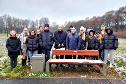 „Ławkowe myślniki” – autorski projekt dr Łukasza Zimnocha na Promenadzie