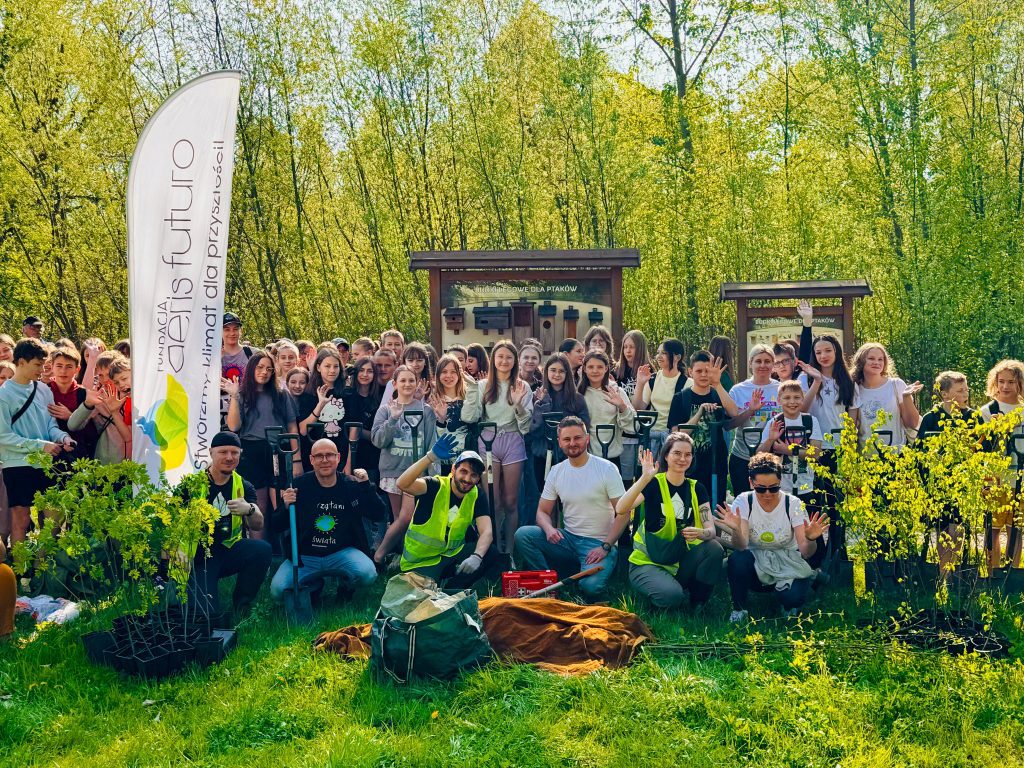 Sadzenie drzew w Parku Promenada w ramach obchodów Dnia Ziemi