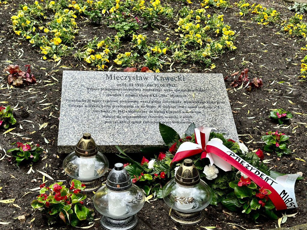 Uroczyste złożenie kwiatów w 81. rocznicę śmierci Mieczysława Kaweckiego pod tablicą pamiątkową