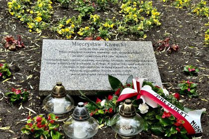 Uroczyste złożenie kwiatów w 81. rocznicę śmierci Mieczysława Kaweckiego pod tablicą pamiątkową