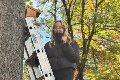 Wieszanie budek lęgowych ze społecznością szkolną SP2