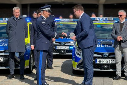 Przekazanie samochodów służbowych śląskiej Policji.