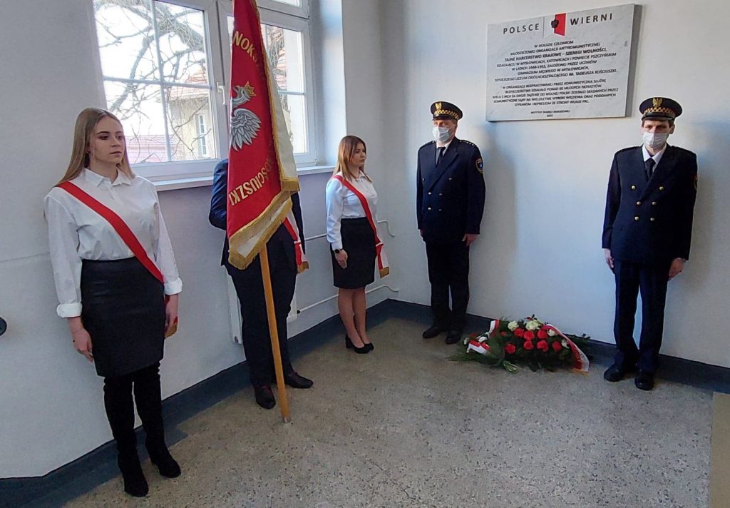 Uroczyste złożenie kwiatów pod tablicą upamiętniającą Tajne Harcerstwo Krajowe-Szeregi Wolności w I LO z okazji Narodowego Dnia Pamięci „Żołnierzy Wyklętych”