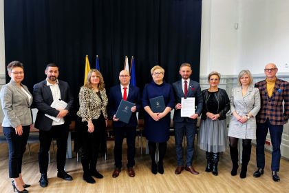 Oficjalne podpisanie umowy na budowę nowej szkoły, przedszkola i i hali sportowej w Dzielnicy Larysz-Hajdowizna