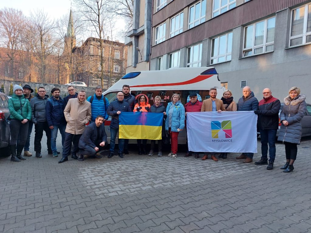 Przekazanie karetki w ramach wsparcia obywateli dla Ukrainy