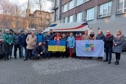 Przekazanie karetki w ramach wsparcia obywateli dla Ukrainy