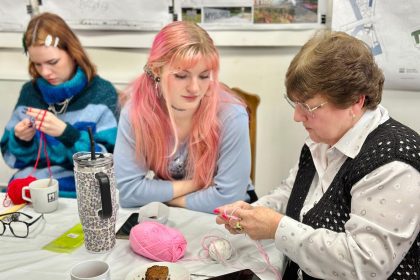 Międzypokoleniowa nauka rękodzieła w Urban Lab