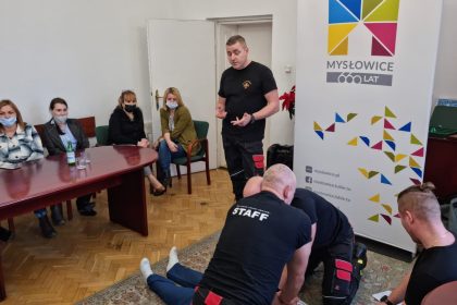 Pokaz ratowników górniczych udzielania pierwszej pomocy dla urzędników