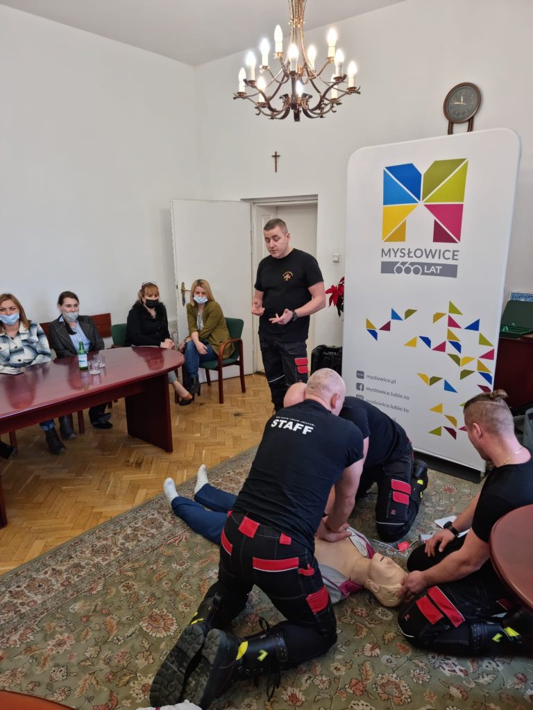 Pokaz ratowników górniczych udzielania pierwszej pomocy dla urzędników