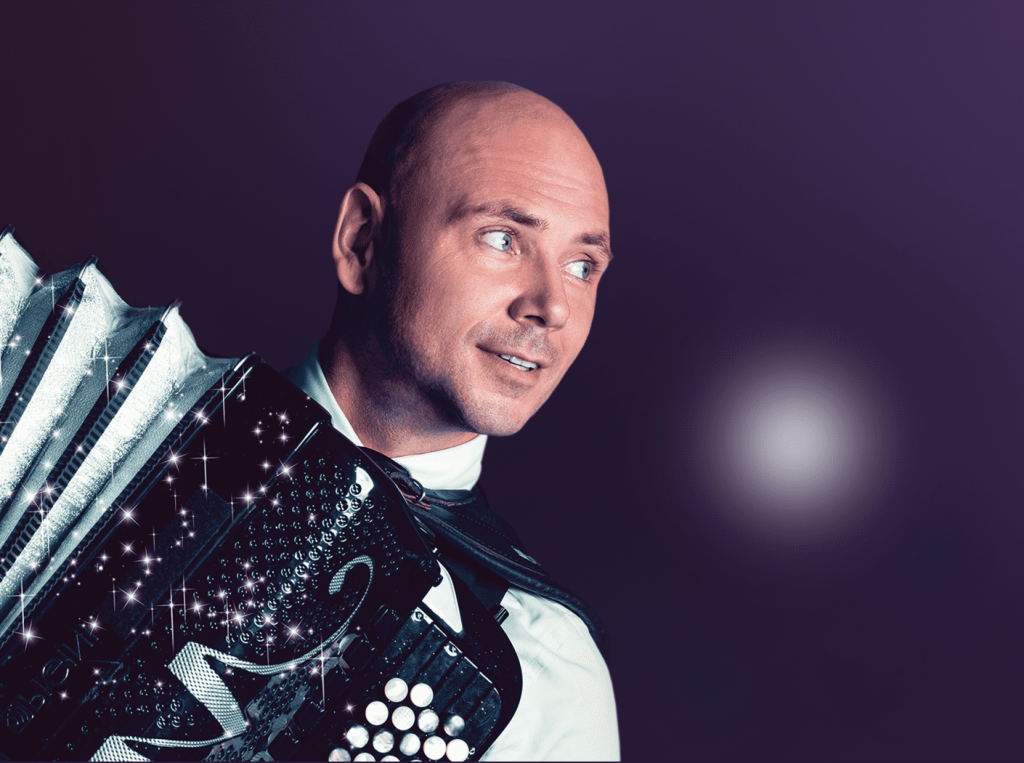 Wesołe Kolędowanie z Marcinem Wyrostkiem