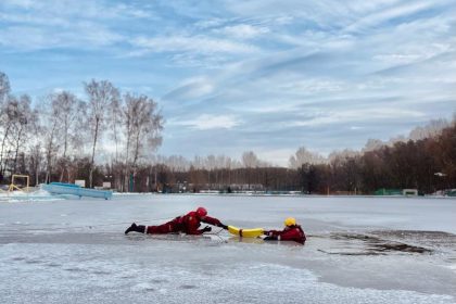 Pokaz bezpieczeństwa na lodzie w Parku Słupna