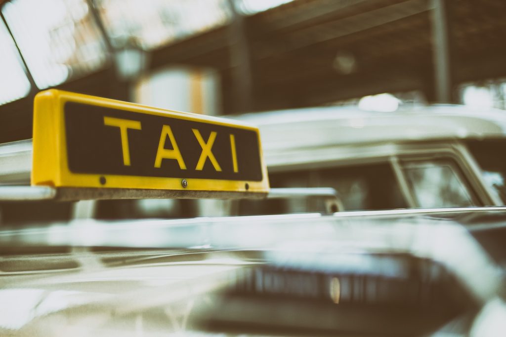 SZANOWNY PRZEDSIĘBIORCO – ZŁÓŻ WNIOSEK JUŻ DZIŚ!  TWOJA LICENCJA NA WYKONYWANIE KRAJOWEGO TRANSPORTU DROGOWEGO W ZAKRESIE PRZEWOZU OSÓB TAKSÓWKĄ WYGAŚNIE Z DNIEM 1 STYCZNIA 2023 r.