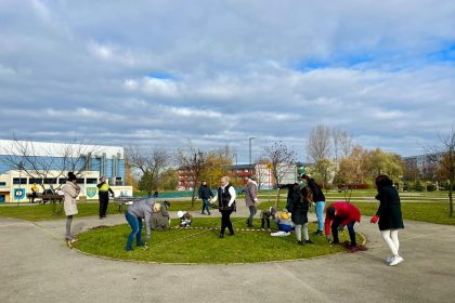 Sadzenie tulipanów na skwerze w Dzielnicy Bończyk-Tuwima