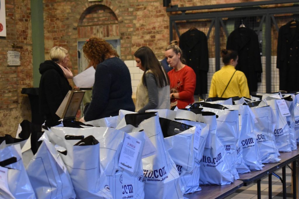 Organizacja paczek na Wigilię dla Samotnych w Restauracji Braks Mysłowice