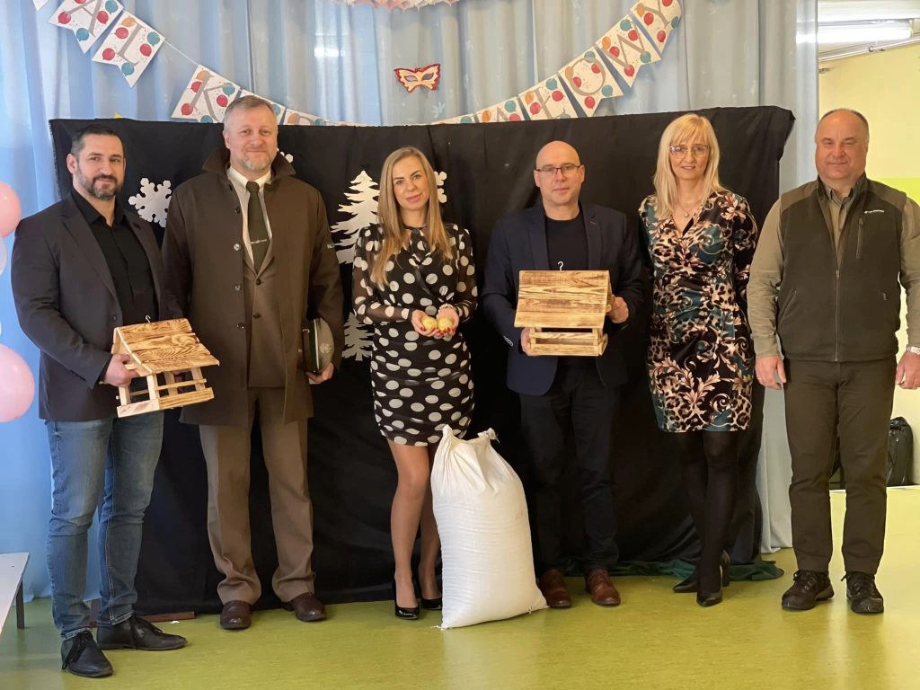 Przekazanie karmników w Przedszkolu nr 16